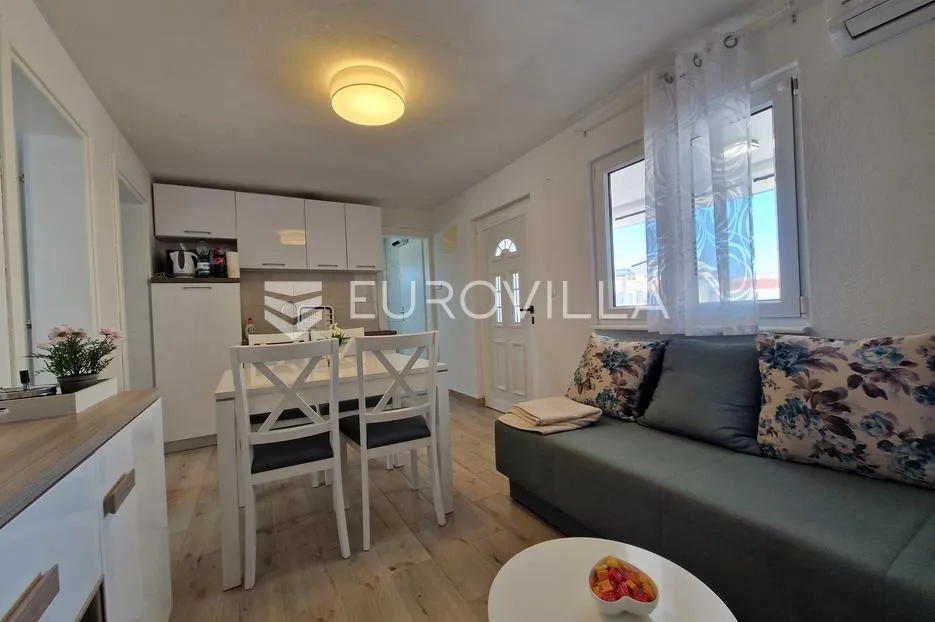 vir, simpatičan trosoban apartman svega 80 m od plaže s prostranom terasom - slika 7