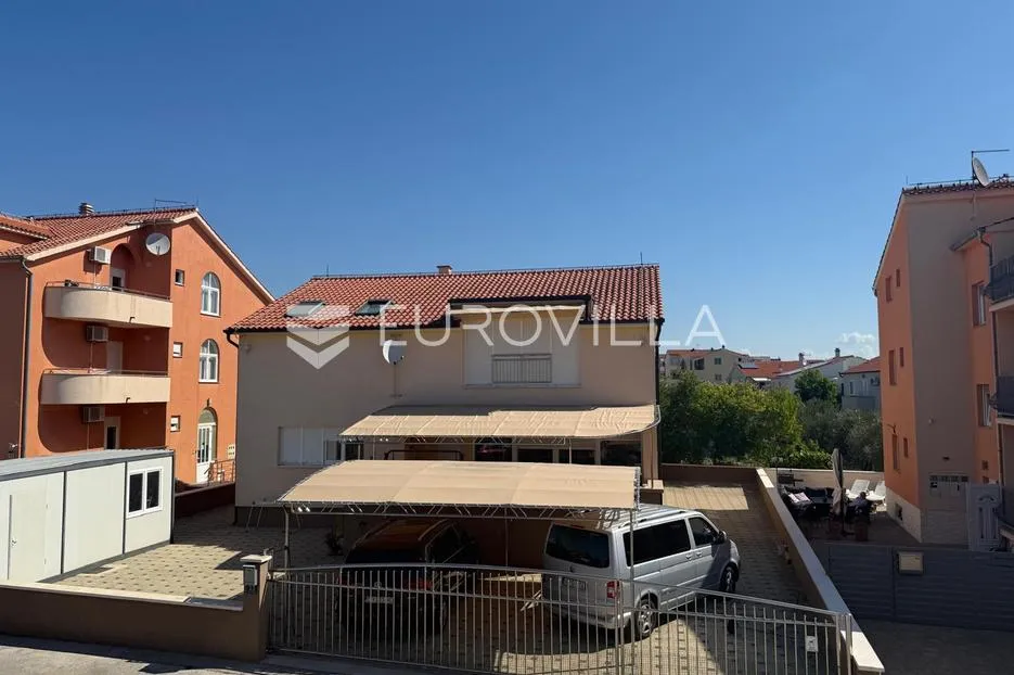 vodice, lijepa i prostrana kuća površine 256,38 m² s dodatnim građevinskim zemljištem - slika 30