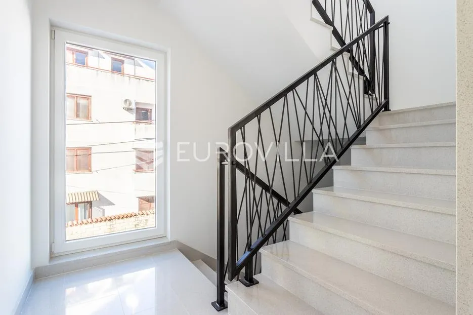 vodice, novogradnja, prostran apartman s dvorištem u centru mjesta, 139,61 m² - slika 18