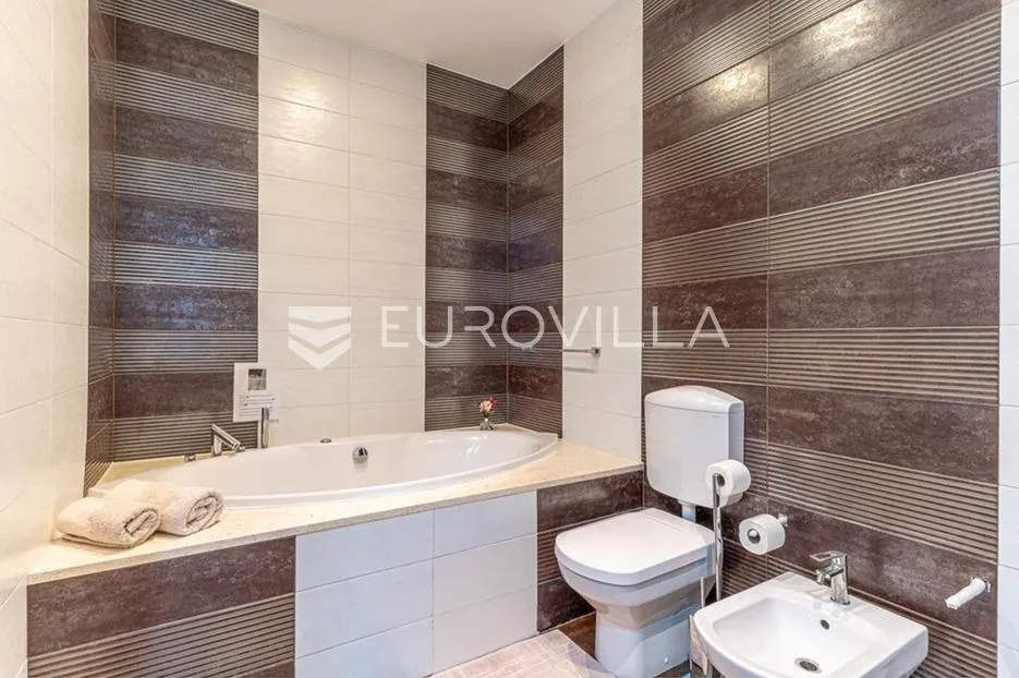 rijeka, centar, predivan trosoban stan nkp 105 m2 s pogledom na more - slika 9