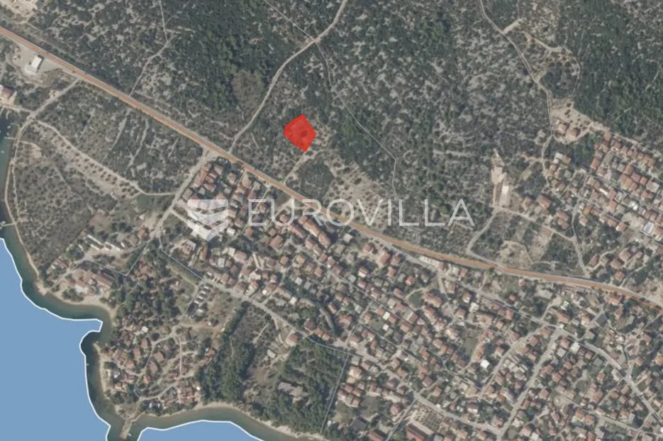Pirovac, poljoprivredno zemljište 400 metara od mora