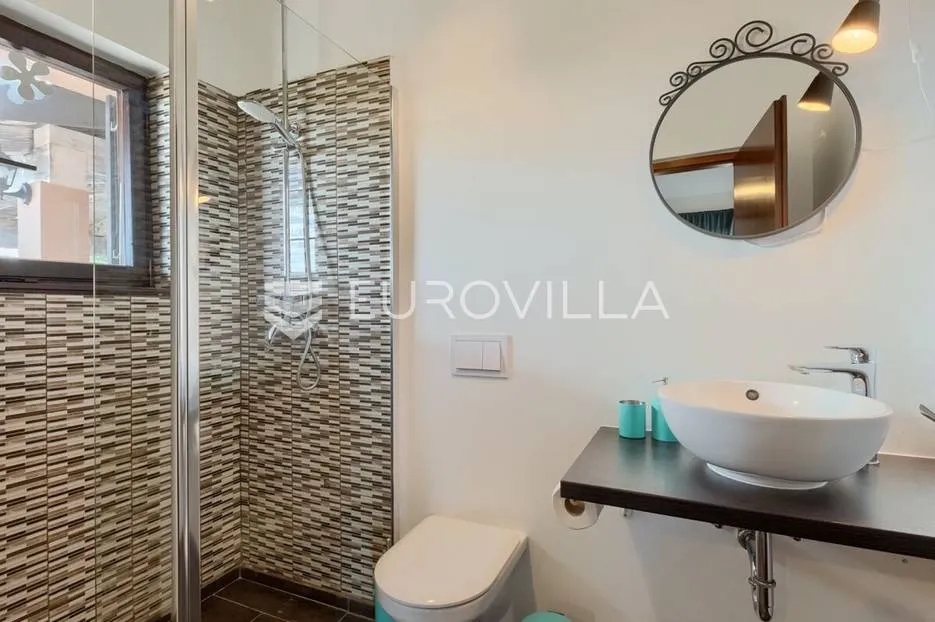 barban okolica, luksuzna vila 250 m² s sređenim vrtom, bazenom, hidromasažnom kadom i saunom - slika 18