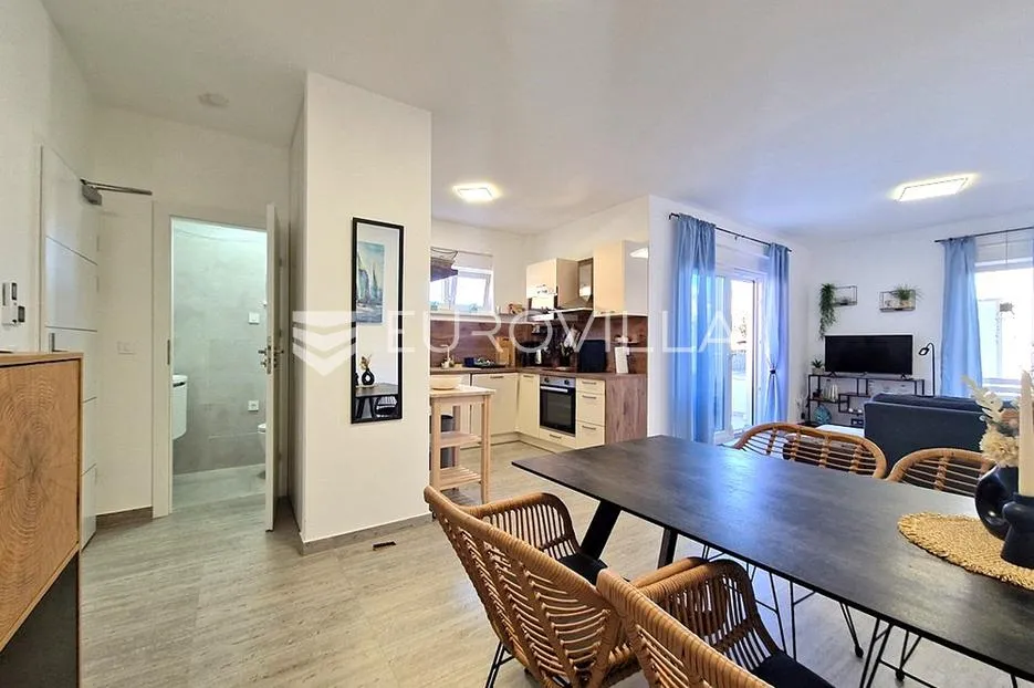 Vir, prizemni apartman s 2 spavaće sobe, 40 m od mora, TOP lokacija