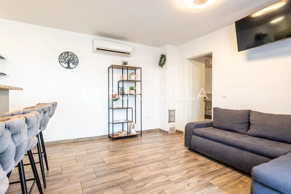 tisno, novogradnja, apartman u prizemlju, prvi red do mora, 48,51 m² - slika 5