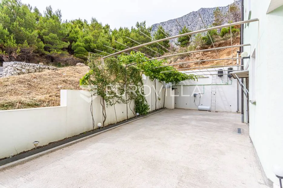 omiška rivijera- lokva rogoznica, apartmanska kuća s 8 stanova, udaljena 300 m od mora. - slika 50