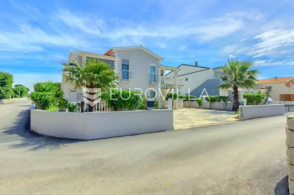 vir, atraktivna apartmanska kuća s 4 stambene jedinice udaljene 150 m od plaže - slika 2