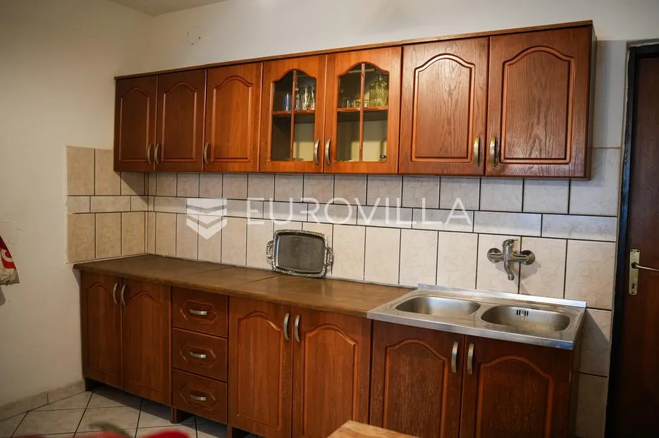 tovarnik, izuzetna prilika, prostrana kuća s tri stana i okućnicom od 1.949 m² - slika 7