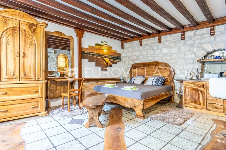 trogir, autohtona kamena kuća s pogledom na more - slika 13