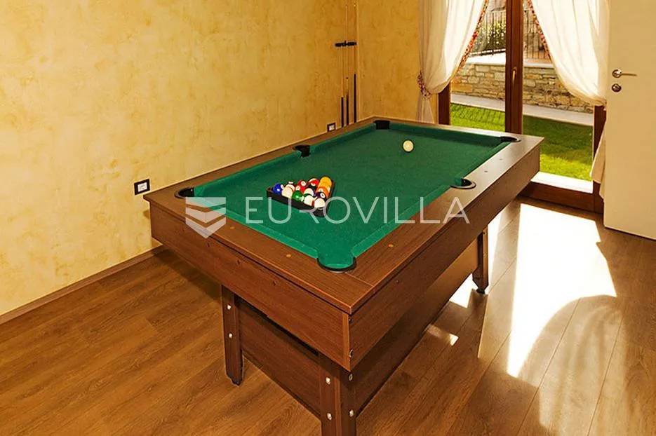 istra, poreč - elegantna kamena vila s bazenom, iznimno kvalitete gradnje - slika 29