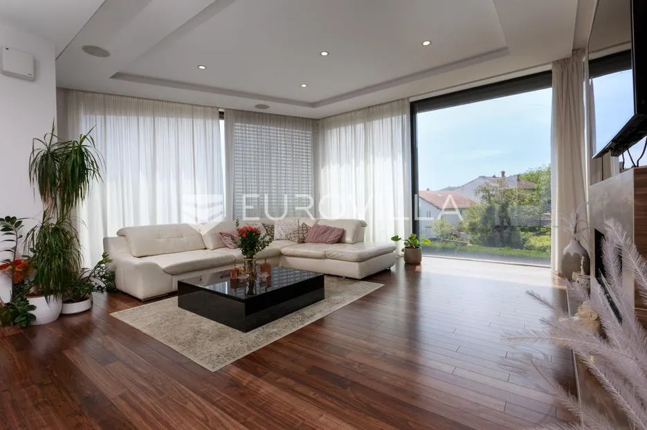 Matulji, penthouse peterosobni dvoetažni stan160 m², terasa 130 m² i privatna okućnica 250 m² - Mihotići