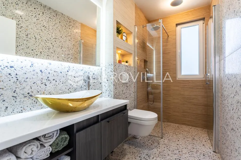 čiovo, okrug gornji, dizajnerski uređen dvosoban stan s krovnom terasom pogled na more, jacuzzi - slika 11