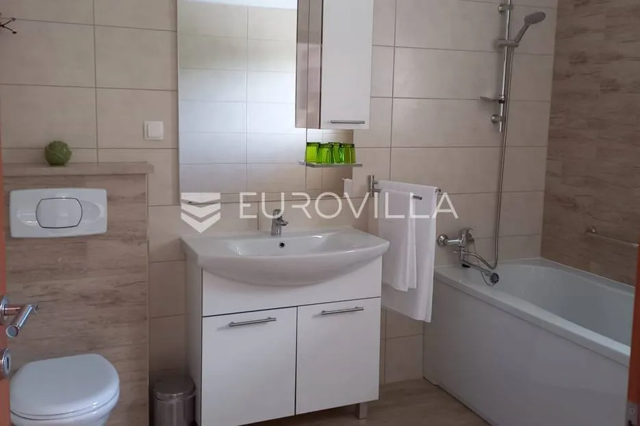 zagvozd, lijepa kuća na jedinstvenoj lokaciji - slika 17