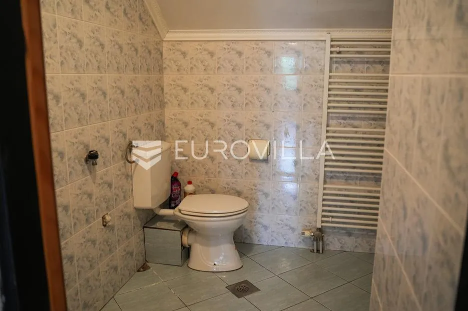 tovarnik, izuzetna prilika, prostrana kuća s tri stana i okućnicom od 1.949 m² - slika 10