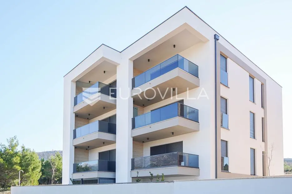 Zadar, Rovanjska, moderna zgrada sa panoramskim pogledom na more i Velebit