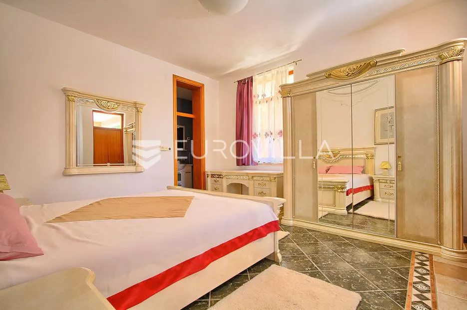 poreč, ekskluzivna vila s 430 m2, atraktivna lokacija - slika 55