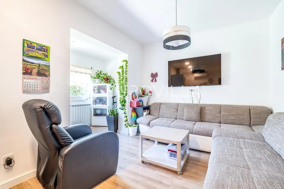 zagreb, dubec, novouređena kuća s dva stana i garažom, 190 m² - slika 11