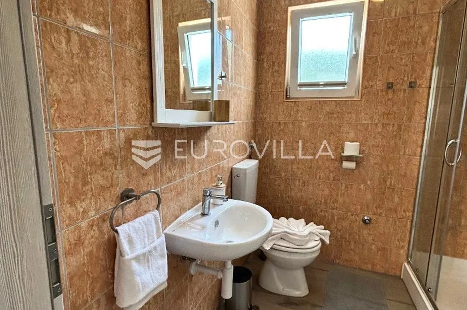vir, atraktivna apartmanska kuća s 4 stambene jedinice udaljene 150 m od plaže - slika 61