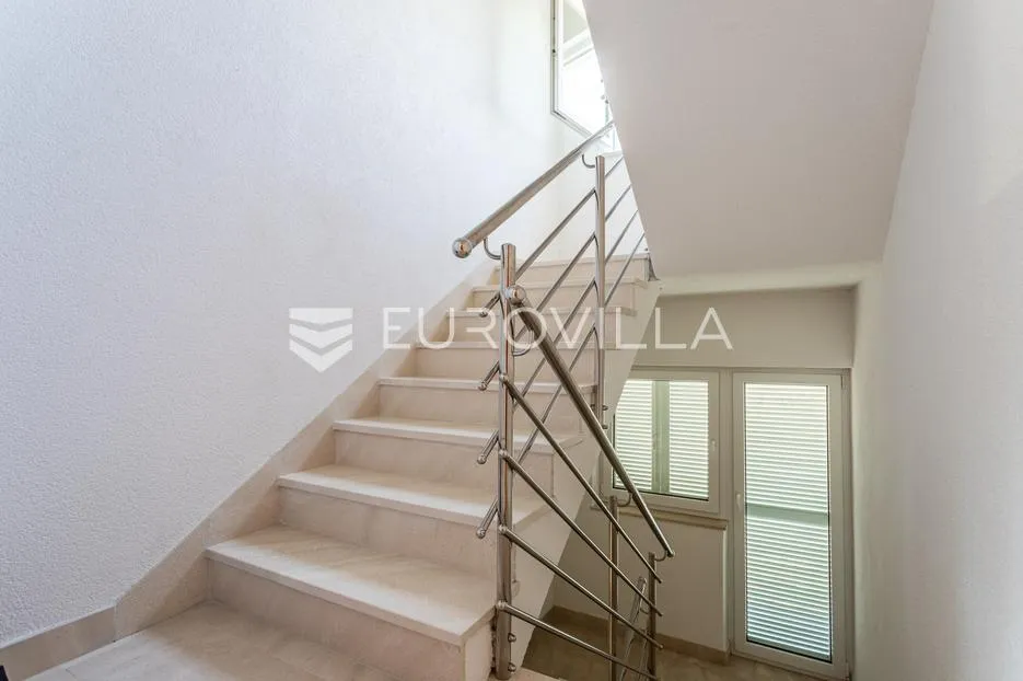 split, kamen, samostojeća kuća ukupne bruto površine 492 m² - slika 18