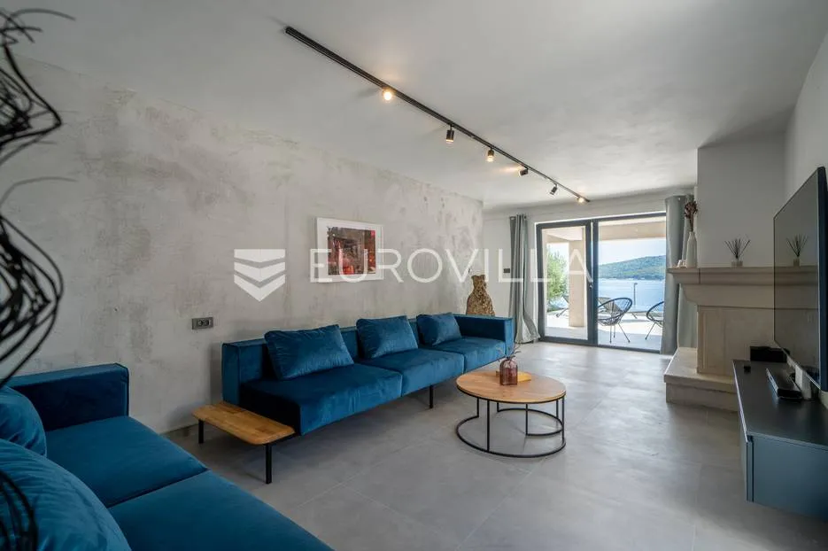brač, vila na prekrasnoj poziciji 1. red uz more - slika 14