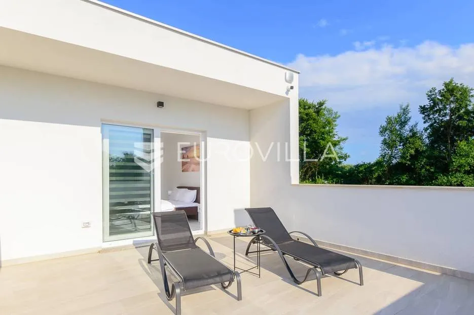 istra, juršići - prekrasna i moderna kuća 243 m2, bazen 40 m2, jacuzzi - slika 8