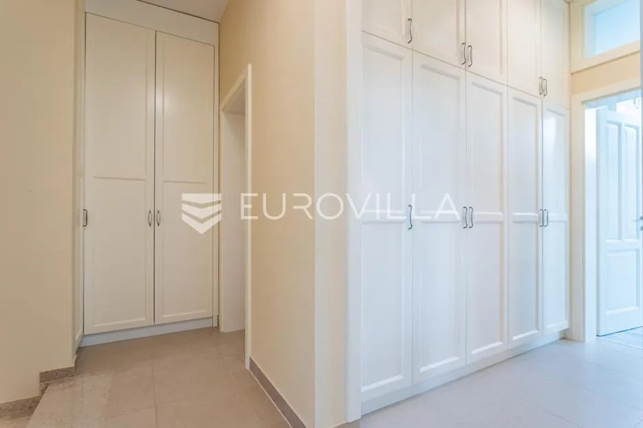 vodice, lijepa i prostrana kuća površine 256,38 m² s dodatnim građevinskim zemljištem - slika 21