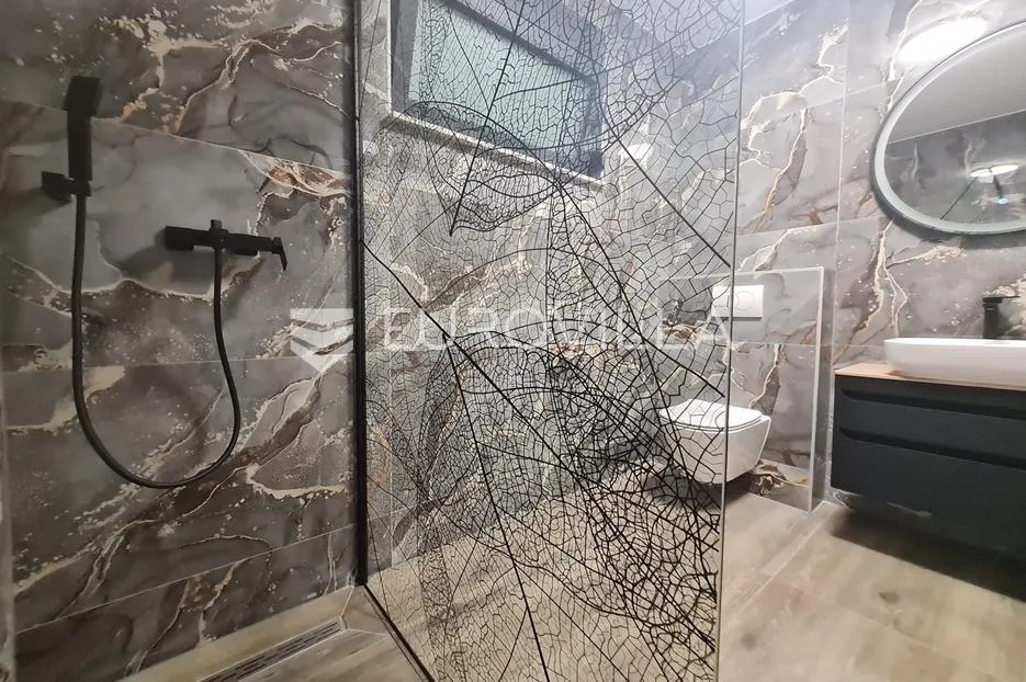 vir, luksuzan apartman s 3 spavaće sobe, prvi red do mora, centar otoka - slika 20