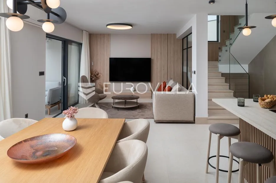 split, podstrana, urbana vila s bazenom, saunom, jacuzzijem i garažom - slika 9