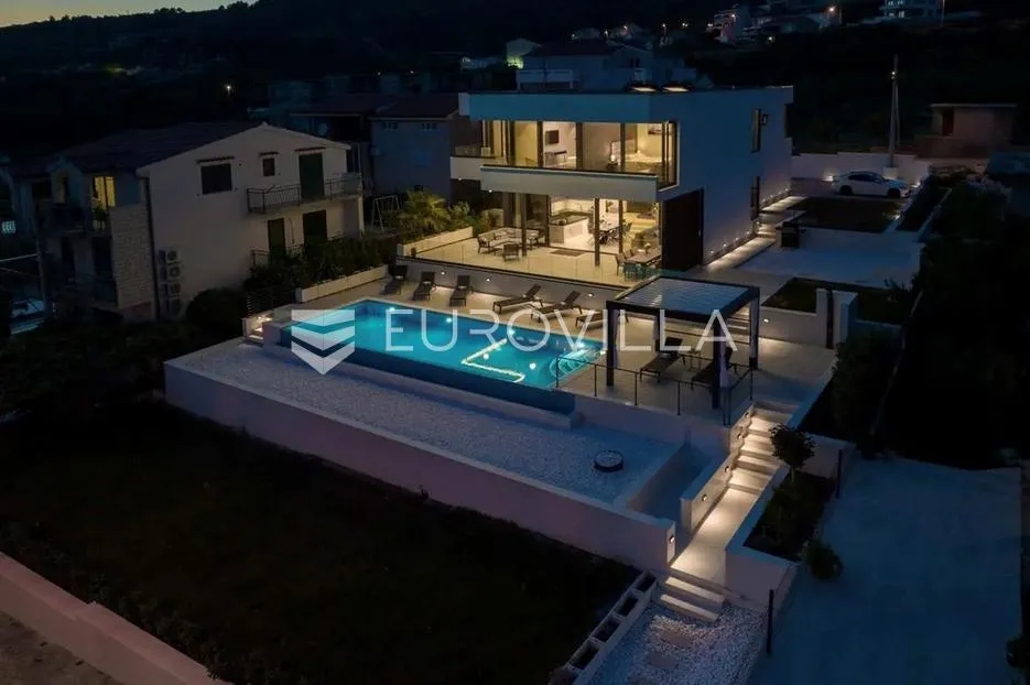 trogir, seget, luksuzna vila s bazenom i predivnim pogledom na šumu, more i otoke - slika 40