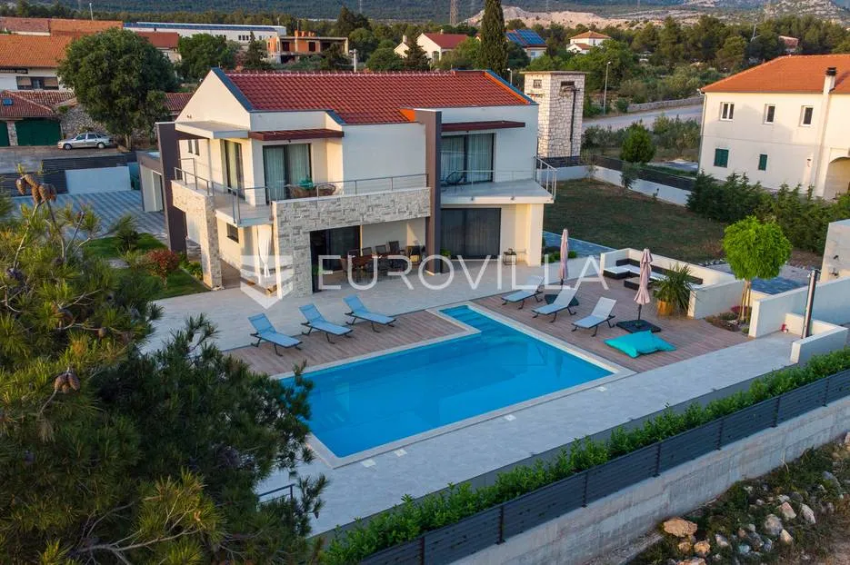 šibenik, prekrasna villa s bazenom i košarkaškim igralištem - slika 3