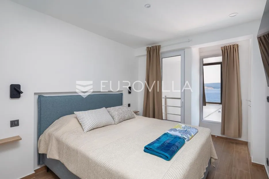 omiš, stanići, eskluzivna vila prvi red uz more - slika 13