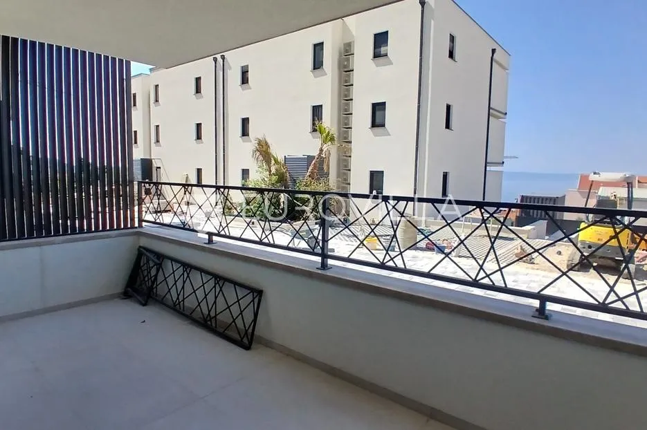 Makarska, moderan dvosoban apartman s velikom terasom