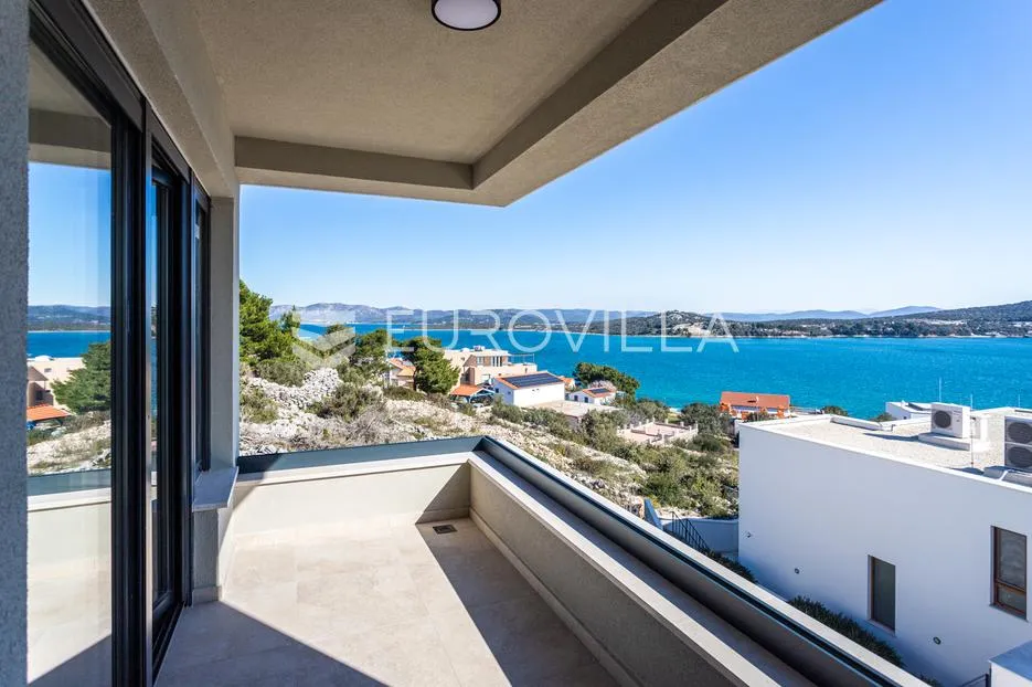 otok murter, betina, prekrasna villa s bazenom - slika 20