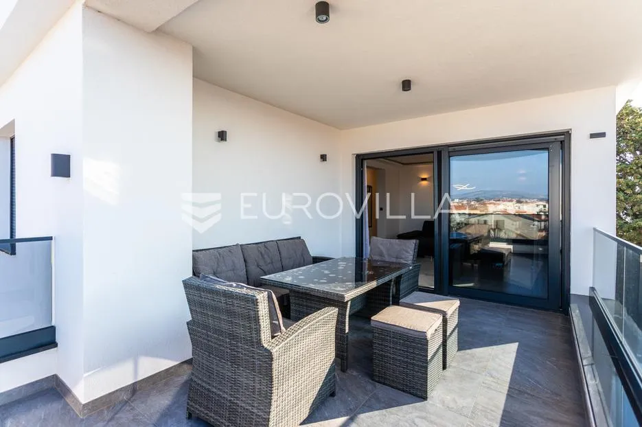 vodice, srima prekrasan penthouse, 50 metara od mora - slika 16