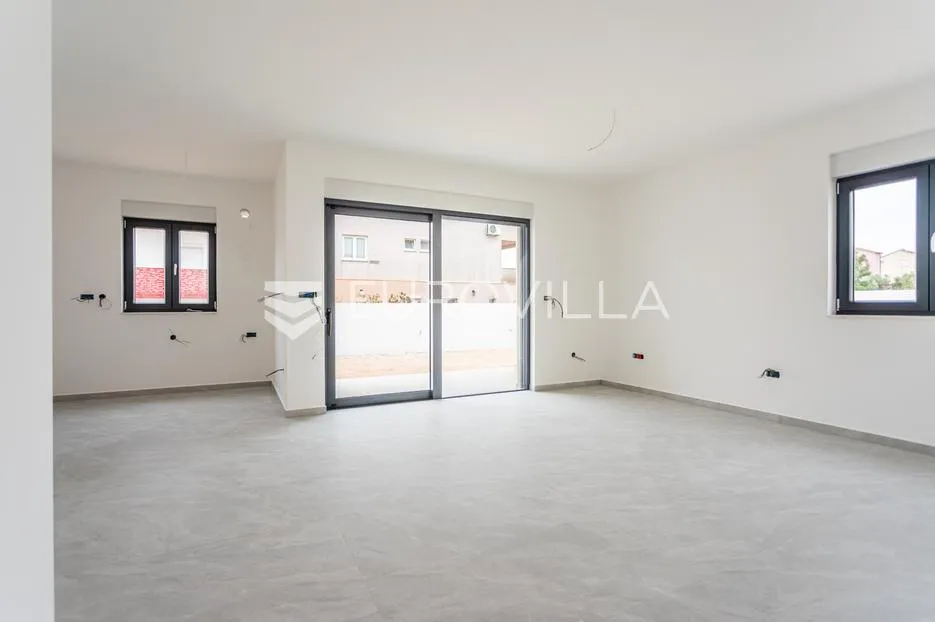 Vodice, prostran dvosoban stan, 115,56 m²