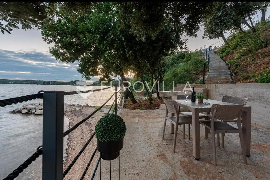 posedarje, moderna i elegantna vila prvi red uz more - slika 5