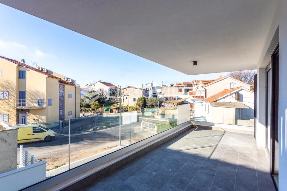 vodice, novogradnja, prostran stan u centru mjesta, 117,53 m² - slika 6