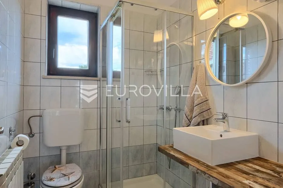 barban okolica, luksuzna vila 250 m² s sređenim vrtom, bazenom, hidromasažnom kadom i saunom - slika 19