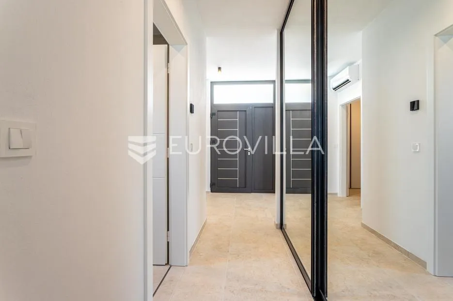 brodarica, moderna vila s bazenom, 283,62 m² - slika 16