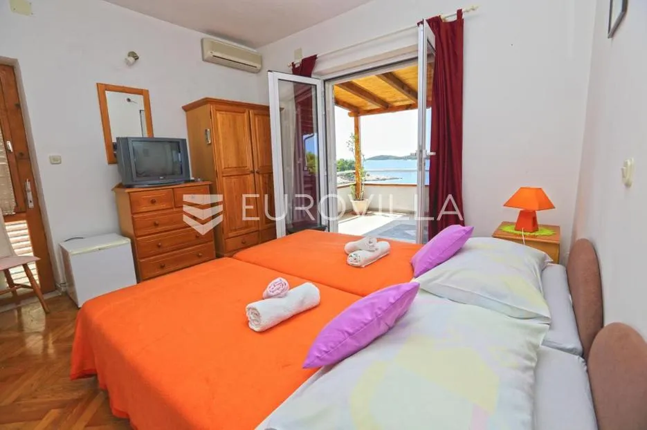 hvar, jedinstvena nekretnina na prekrasnoj poziciji 1.red uz more - slika 3