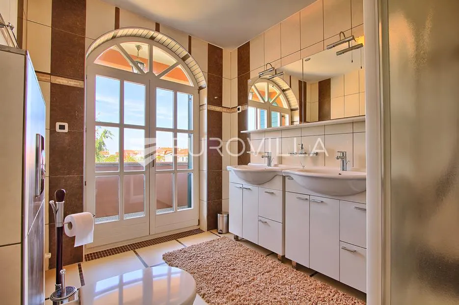 poreč, ekskluzivna vila s 430 m2, atraktivna lokacija - slika 53
