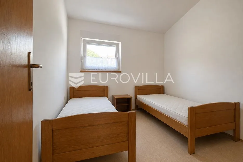 vir, kuća s dva apartmana, 6 spavaćih soba i velikim privatnim dvorištem - slika 11