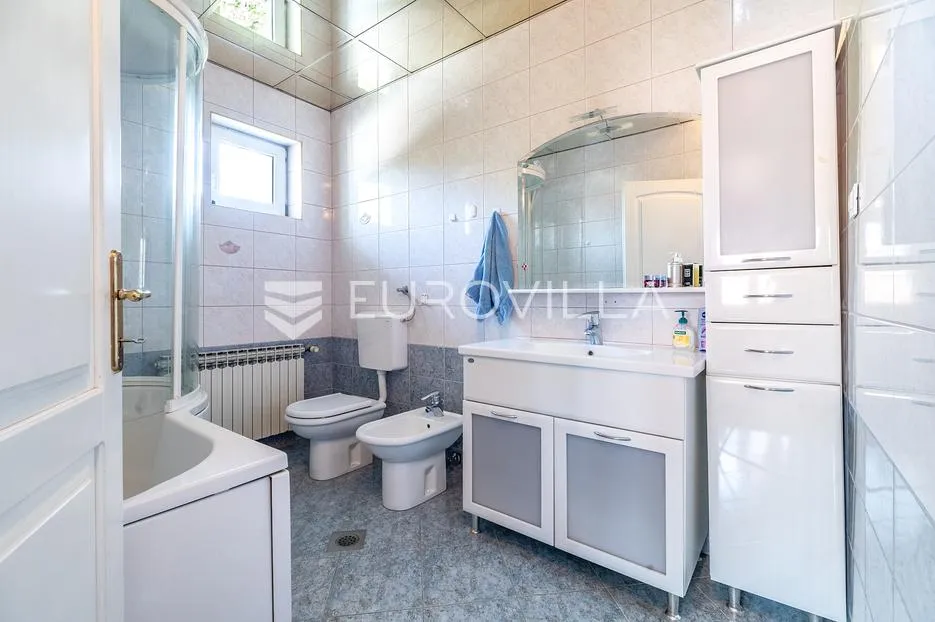 zagreb, bukovac, prekrasna obiteljska samostojeća kuća 380 m², garaža, okućnica - slika 12