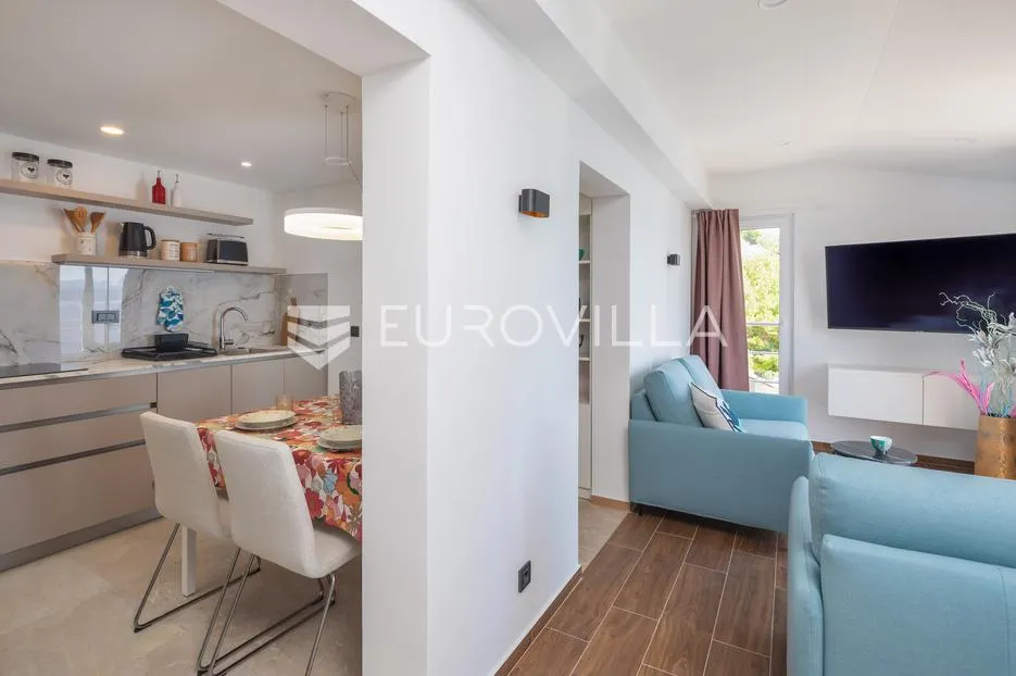 omiš, stanići, eskluzivna vila prvi red uz more - slika 8