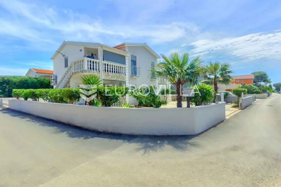 Vir, atraktivna apartmanska kuća s 4 stambene jedinice udaljene 150 m od plaže