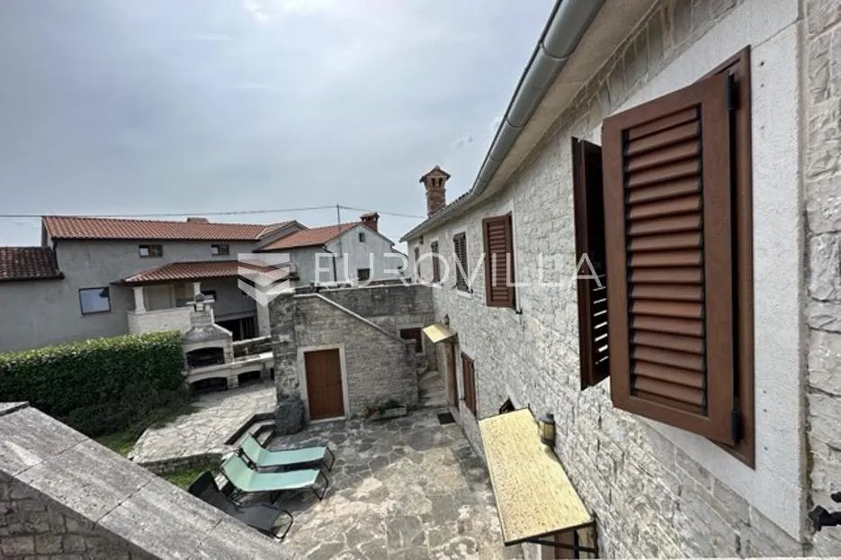 istra, pazin, jedinstveni kompleks 5 luksuznih kamenih kuća s bazenom i prostranom okućnicom - slika 44