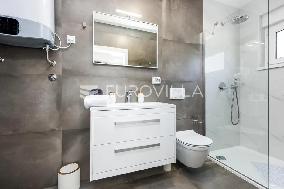istra, okolica rovinja, predivan namješten dvosoban stan 85 m² 800m od mora - slika 16