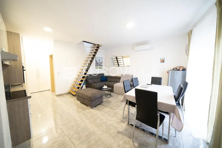tisno, atraktivna višestambena nekretnina s tri funkcionalna stana i vrtom, površine 165,19 m² - slika 8