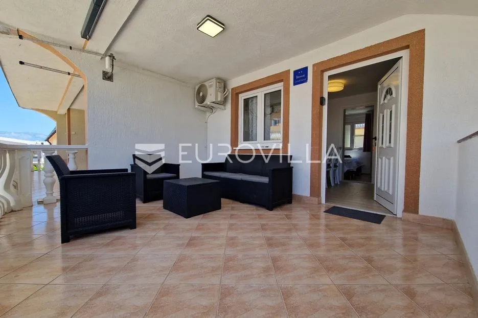 vir, simpatičan trosoban apartman svega 80 m od plaže s prostranom terasom - slika 18
