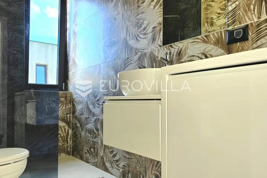 istra, labin, moderna samostojeća villa s dva stana i bazenom, 176.15 m² - slika 17
