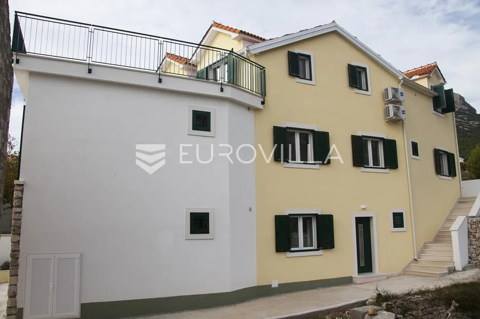 brač, bol, trosoban stan u manjoj zgradi s pogledom na more - slika 14
